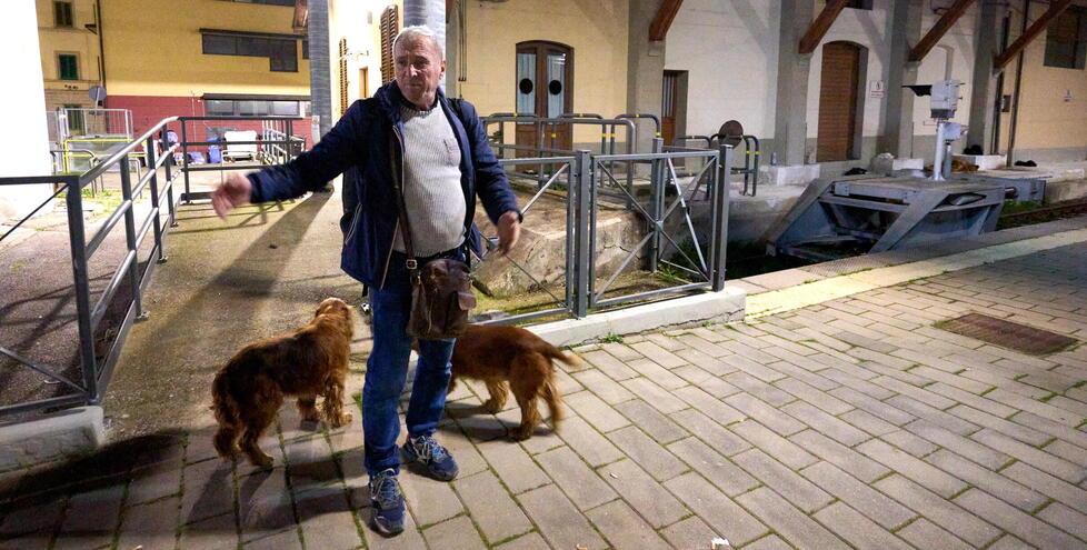 Gheorghe Hucsi con i suoi due cani nella stazione ferroviaria di Empoli dove al binario 1 ha un giaciglio dove dorme (Foto Juri Autovino)