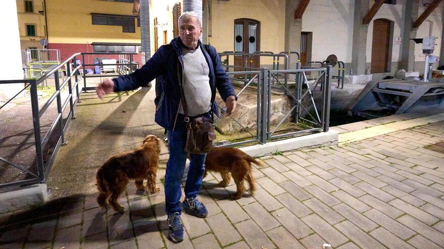 Gheorghe Hucsi con i suoi due cani nella stazione ferroviaria di Empoli dove al binario 1 ha un giaciglio dove dorme (Foto Juri Autovino)