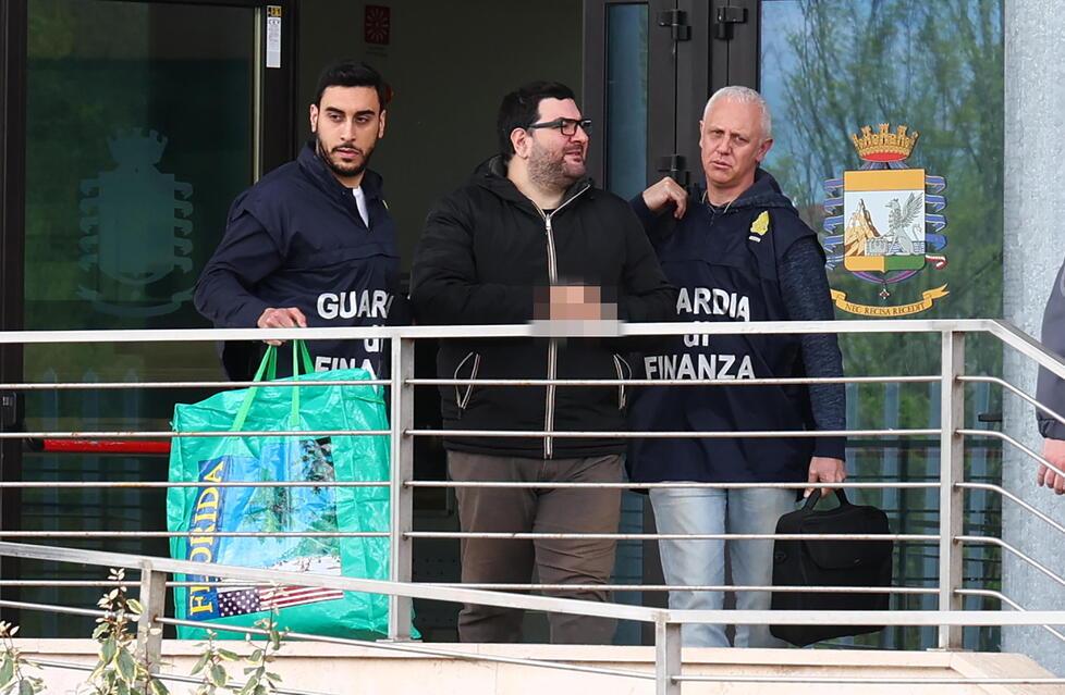 Nella foto Maurizio De Simone mentre viene trasferito in carcere giovedì scorso