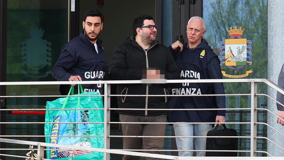 Nella foto Maurizio De Simone mentre viene trasferito in carcere giovedì scorso
