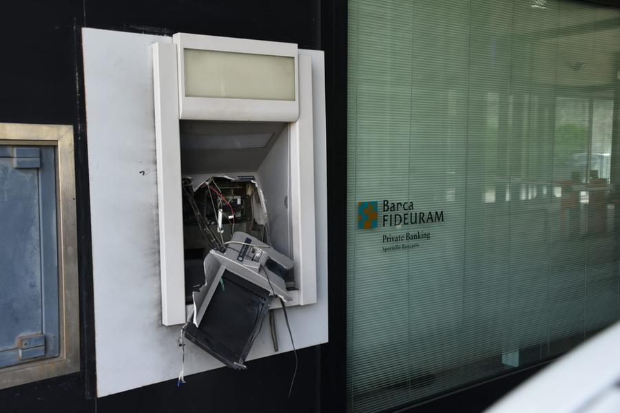 Lucca, fanno esplodere bancomat e rubano decine di migliaia di euro