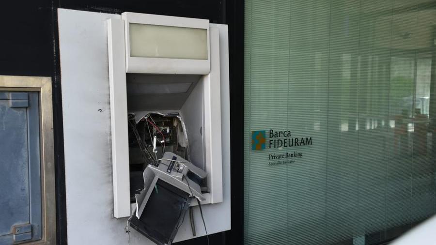 Lucca, fanno esplodere bancomat e rubano decine di migliaia di euro