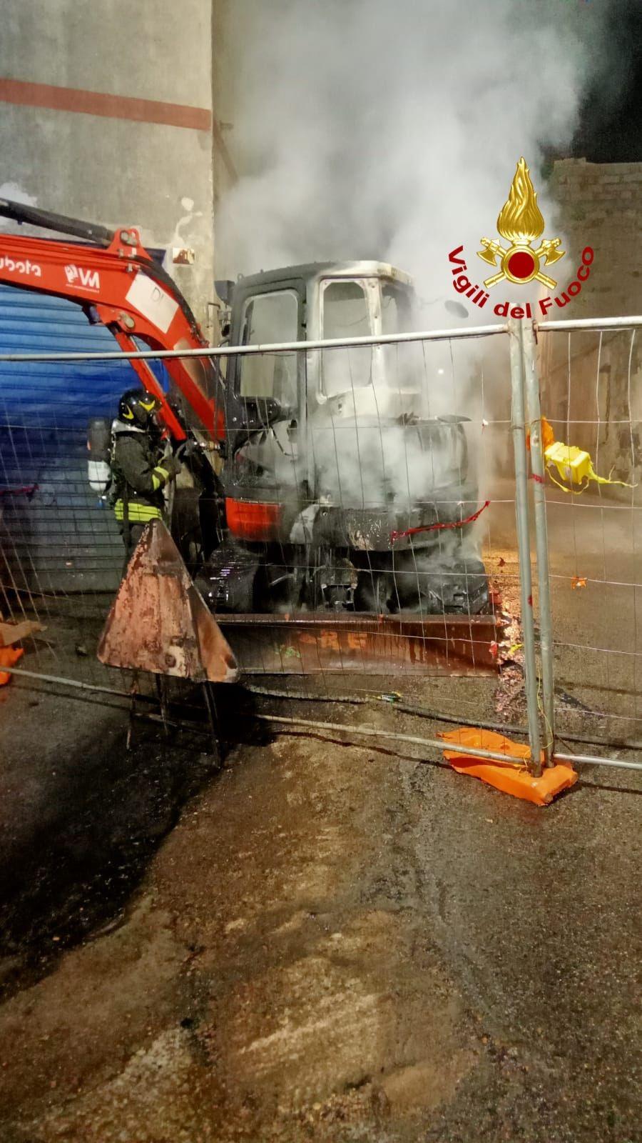 
	Il mini escavatore distrutto dalle fiamme

