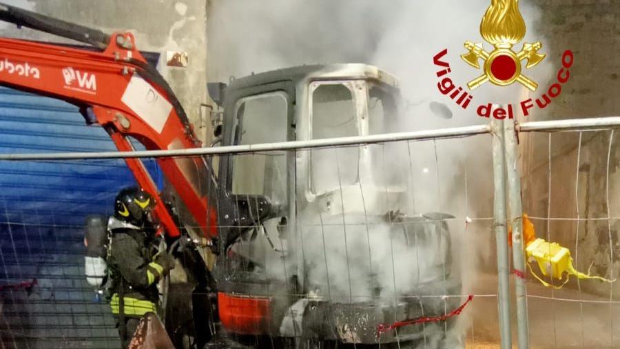 Il mini escavatore distrutto dalle fiamme