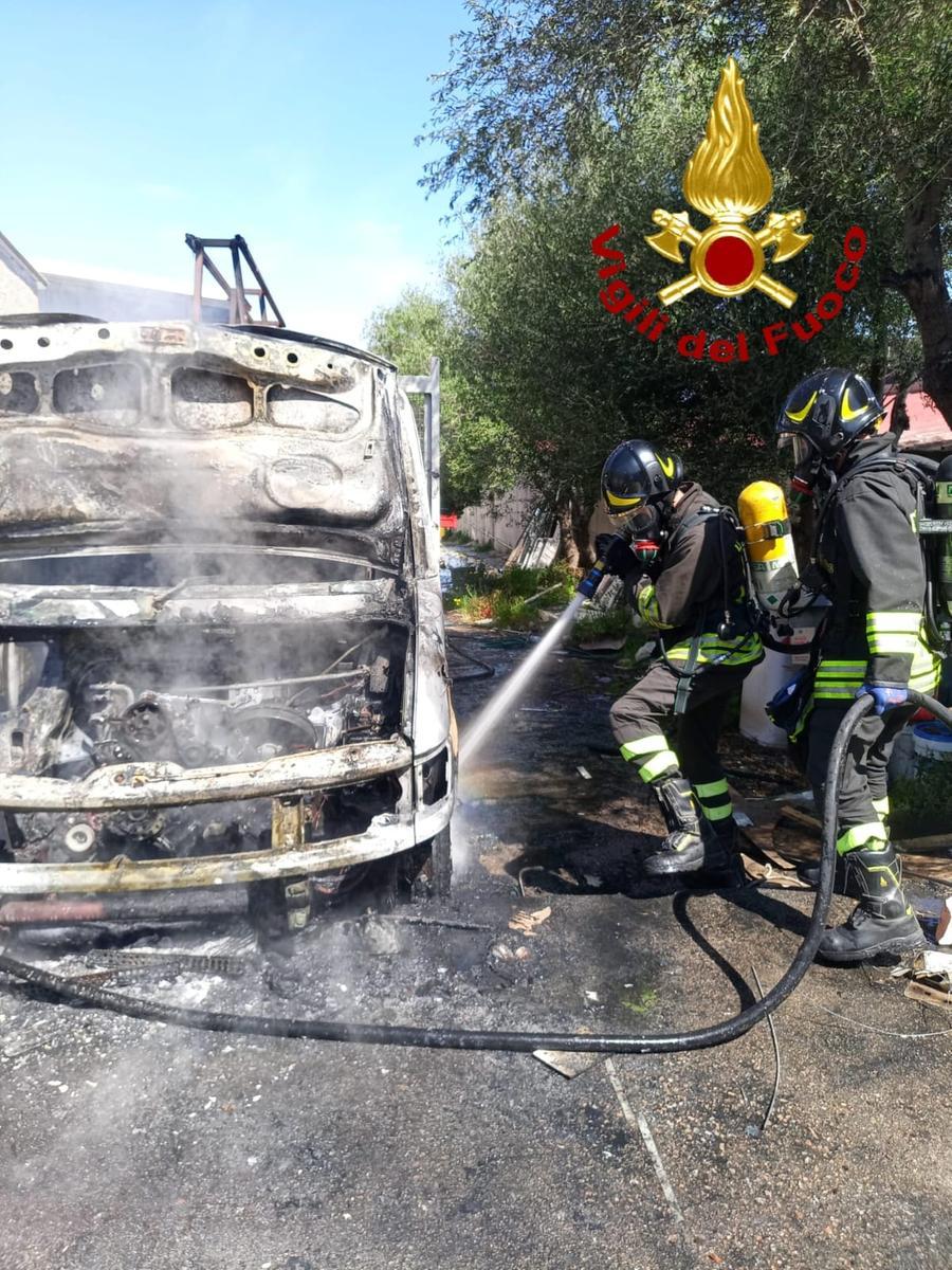 Arzachena, rogo distrugge il furgone di un laboratorio nella zona industriale