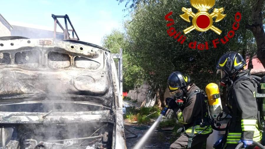 Arzachena, rogo distrugge il furgone di un laboratorio nella zona industriale