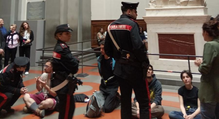 
	I carabinieri sotto al David all'Accademia

