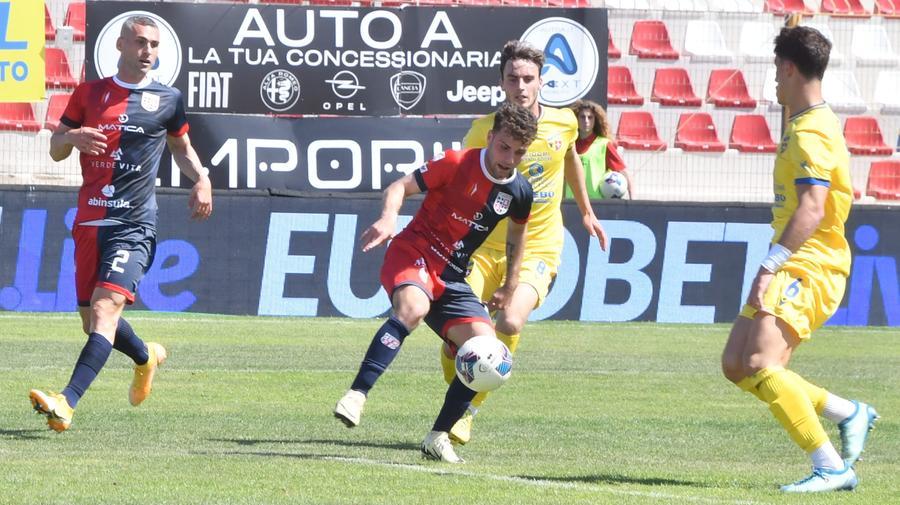 Torres troppi errori, la Fermana vince a Sassari 2-1