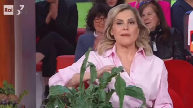 Simona Ventura in onda con metà viso bloccato: cosa è successo alla conduttrice tv