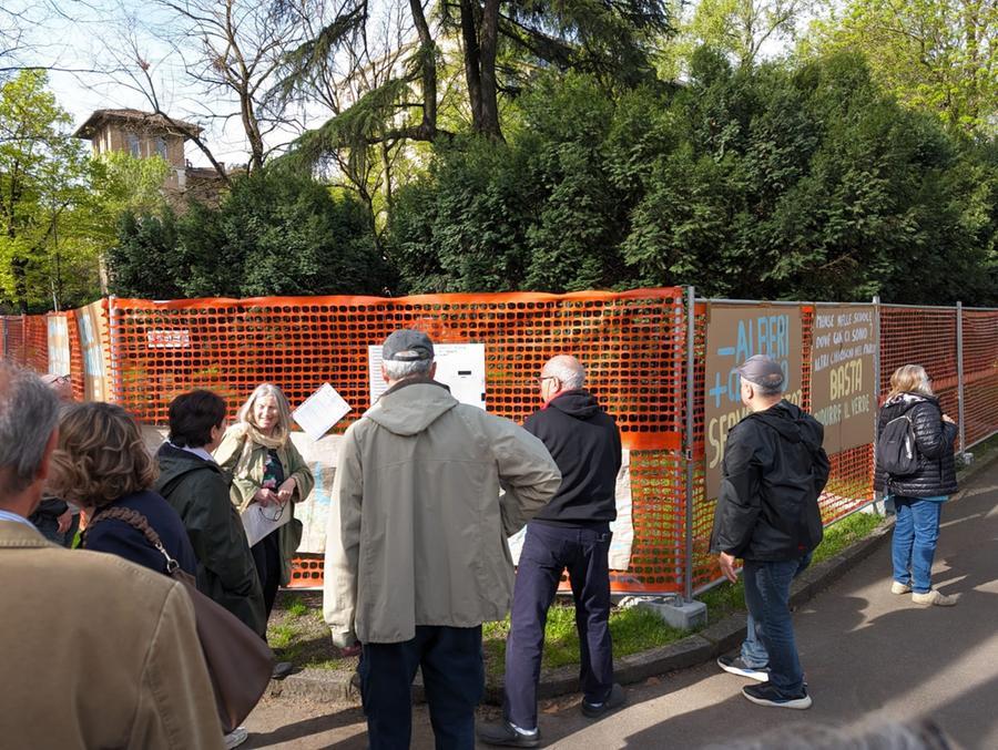 Modena, ottanta attivisti manifestano sui Viali: «No al nuovo chiosco»