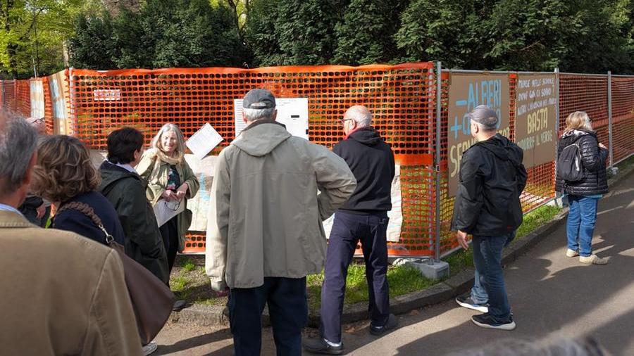 Modena, ottanta attivisti manifestano sui Viali: «No al nuovo chiosco»