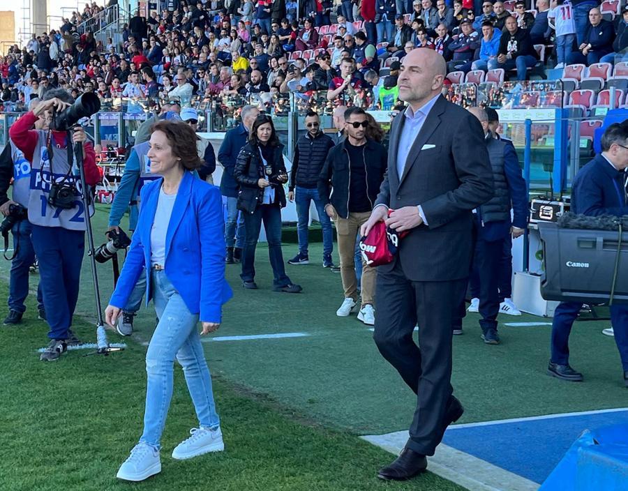 Dal palco di The Voice Senior alla Unipol Domus: una maglia del Cagliari per Diana Puddu