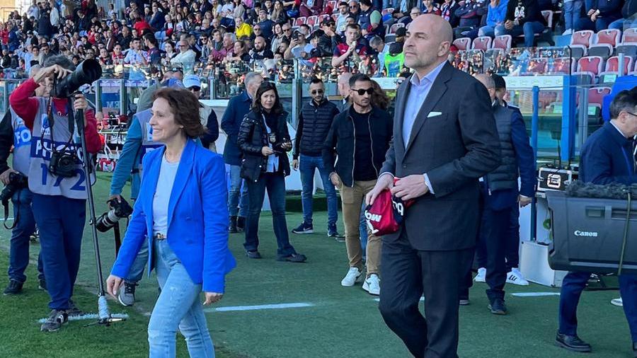 Dal palco di The Voice Senior alla Unipol Domus: una maglia del Cagliari per Diana Puddu