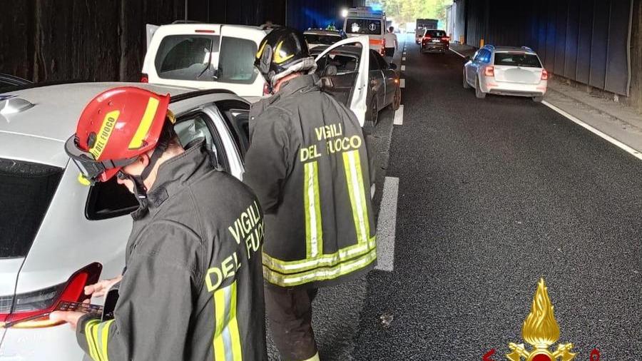 L'intervento dei vigili del fuoco per l'incidente in galleria