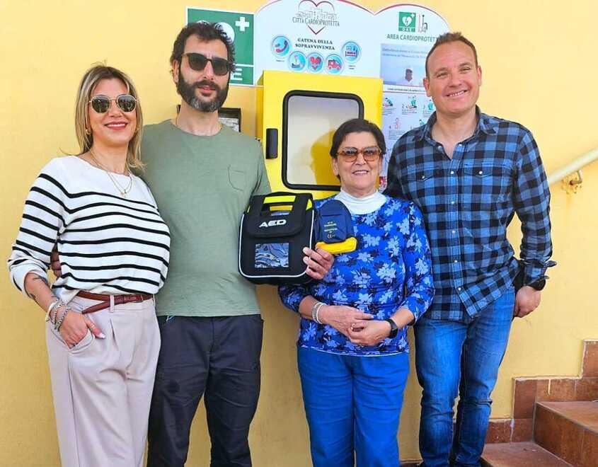 Il defibrillatore donato al circolo pesca al moletto di Antignano