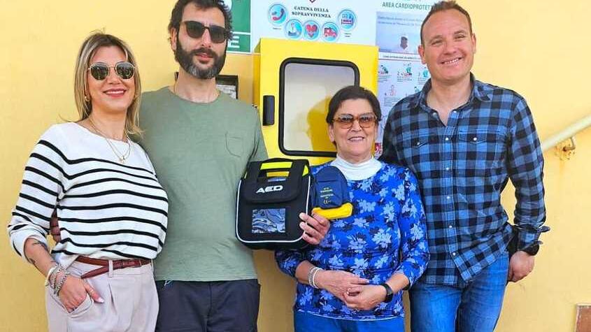 Il defibrillatore donato al circolo pesca al moletto di Antignano