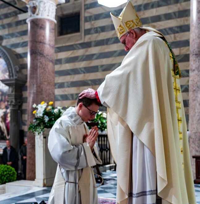 Il vescovo di Volterra e don Leonardo Lotti durante la cerimonia di ordinazione