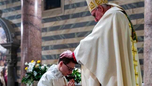 Il vescovo di Volterra e don Leonardo Lotti durante la cerimonia di ordinazione