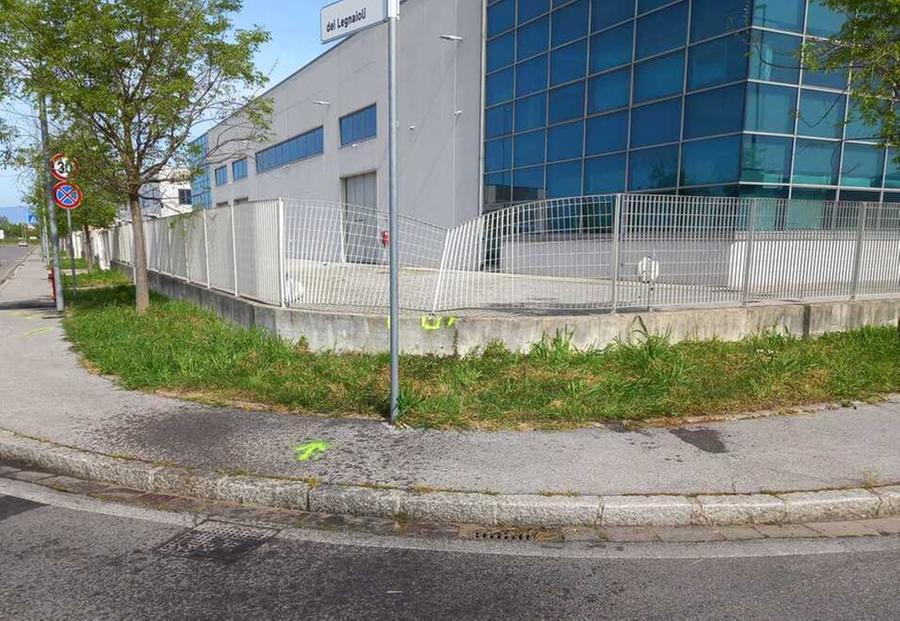 
	Prato, la recinzione dell&rsquo;azienda piegata dalla moto

