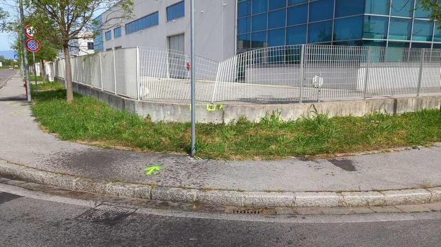 Prato, la recinzione dell’azienda piegata dalla moto