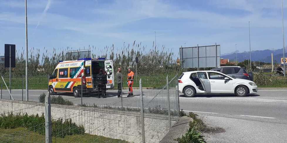L’ambulanza e l’auto su cui viaggiavano i tre livornesi