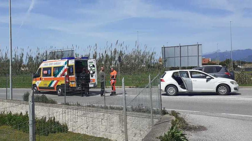 L’ambulanza e l’auto su cui viaggiavano i tre livornesi
