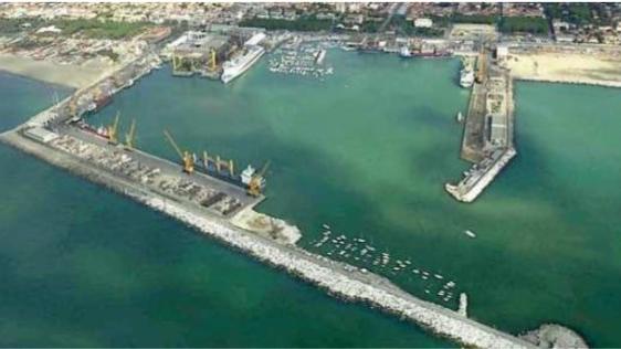 Uno scorcio del porto di Marina di Carrara