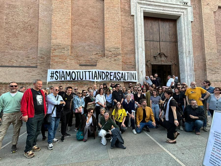 Carpi, sit-in con gli occhiali da sole: «Siamo tutti Andrea Saltini»