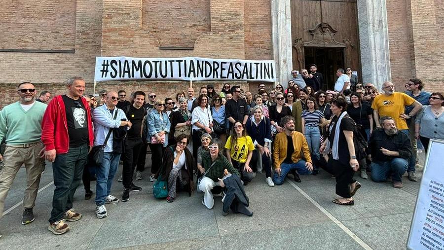 Carpi, sit-in con gli occhiali da sole: «Siamo tutti Andrea Saltini»