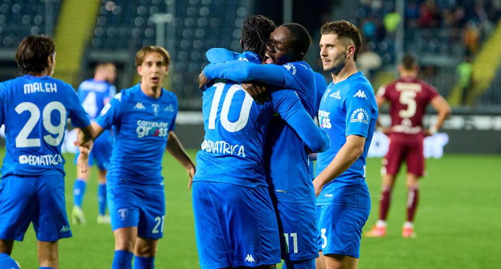 L’abbraccio e l’esultanza dei calciatori azzurri dopo segnato da Niang al termine della partita (Foto Juri Autovino)