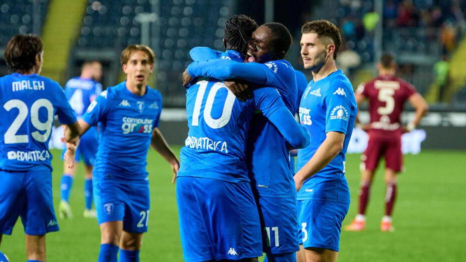 L’abbraccio e l’esultanza dei calciatori azzurri dopo segnato da Niang al termine della partita (Foto Juri Autovino)