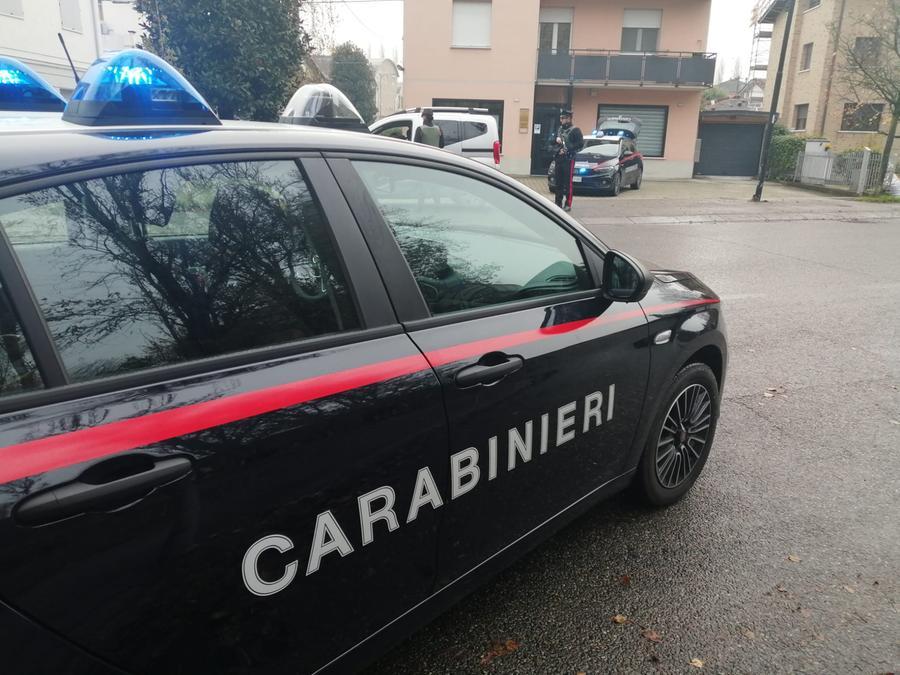 Con due tirapugni, un coltello e una mazza in auto, 44enne denunciato