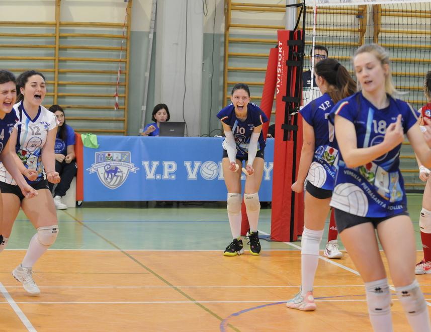 L’esultanza del Vp Volley dopo un punto e un attacco dell’Upc