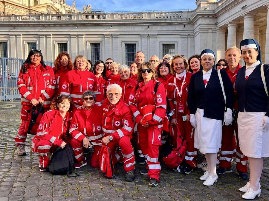Croce Rossa Modena, emozioni in visita al Vaticano: «Il Papa uno di noi»