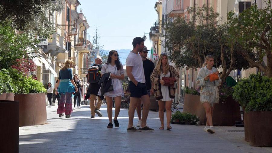 Turisti nel centro di Olbia