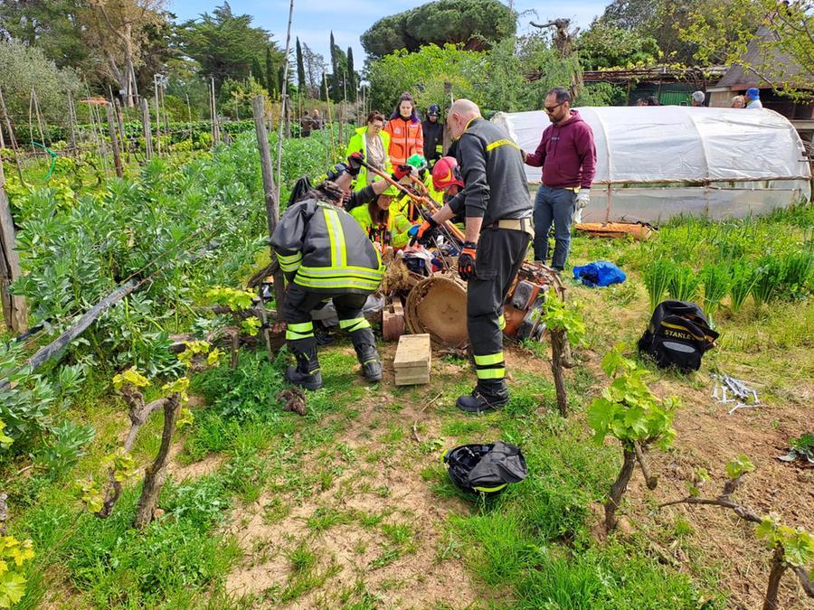 
	I soccorsi impegnati intorno al motocoltivatore

