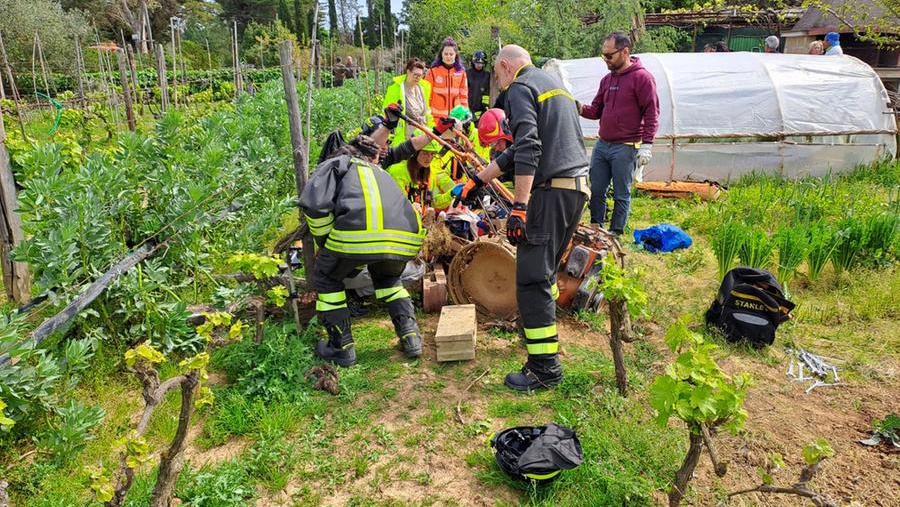 I soccorsi impegnati intorno al motocoltivatore