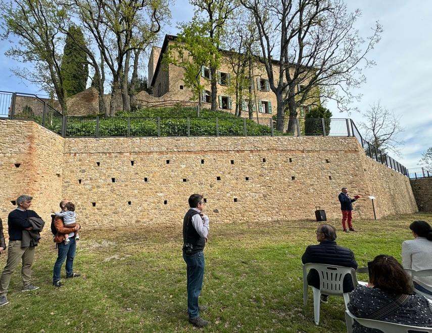 Il Bianello svela la sua bellezza dopo il restauro della cinta muraria