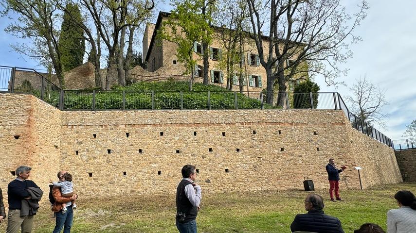 Il Bianello svela la sua bellezza dopo il restauro della cinta muraria