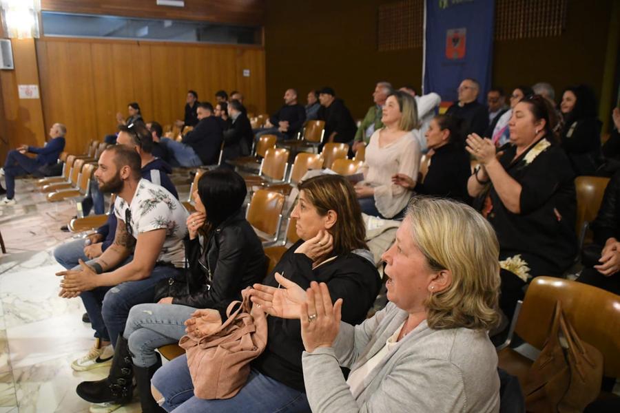 Massa, i dipendenti di Casa Ascoli fanno un blitz in consiglio: la maggioranza decide di non farli parlare