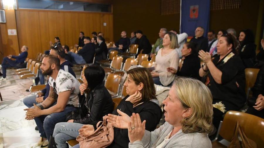 Massa, i dipendenti di Casa Ascoli fanno un blitz in consiglio: la maggioranza decide di non farli parlare