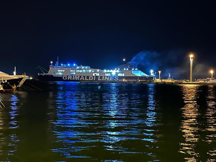 
	Il fumo si leva dalla nave rientrata in porto<em> (foto Mario Rosas)</em>


