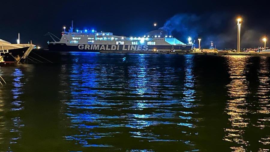 
	Il fumo si leva dalla nave rientrata in porto<em> (foto Mario Rosas)</em>

