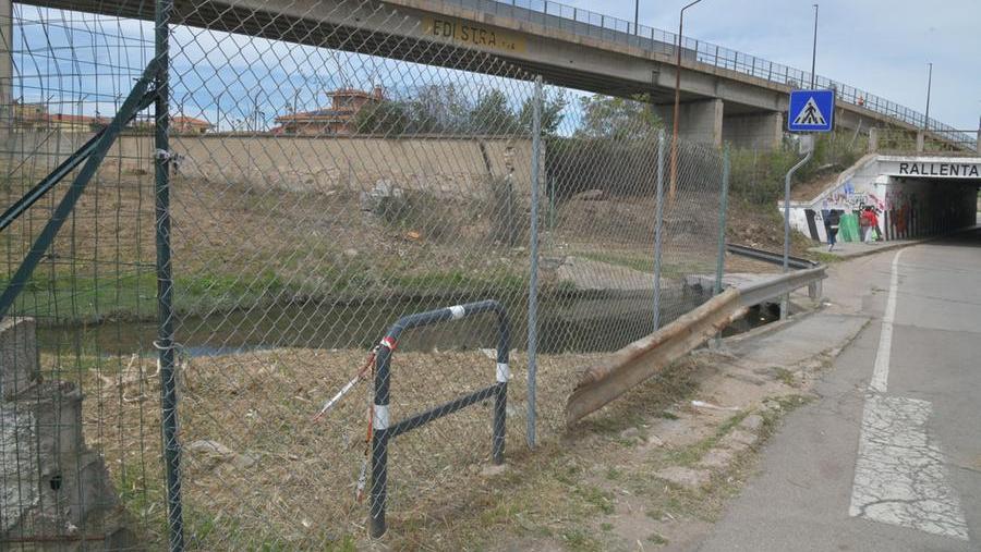 La recinzione installata dal Comune in via Amba Alagi