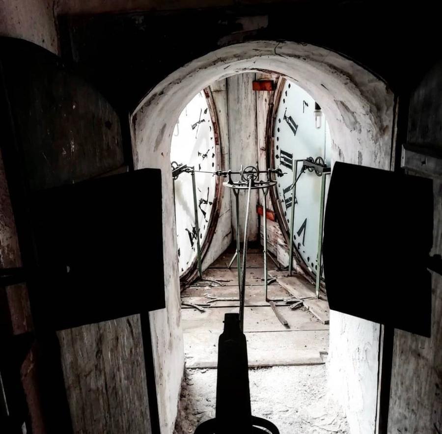 
	Meccanismi e quadranti visti dall'interno della cassa

