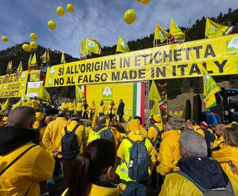 Stop al cibo toscano taroccato, gli agricoltori bloccano al Brennero i tir coi “falsi”: «La salute non è in vendita»
