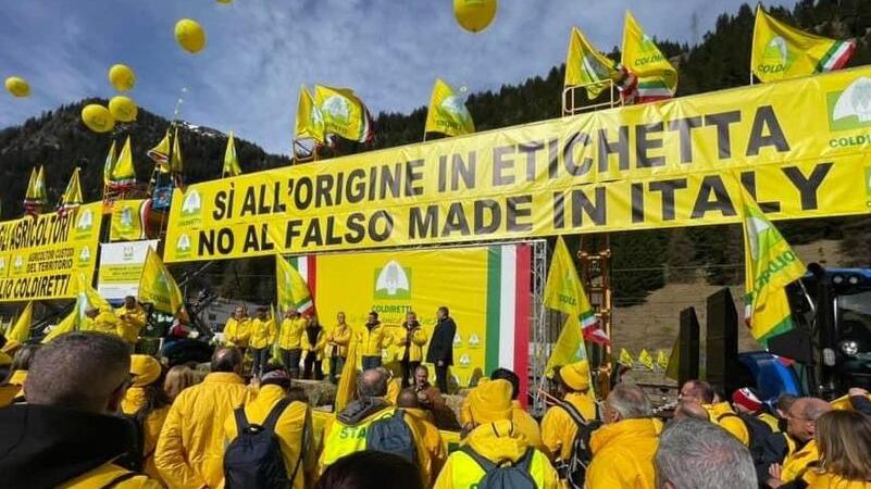 Stop al cibo toscano taroccato, gli agricoltori bloccano al Brennero i tir coi “falsi”: «La salute non è in vendita»