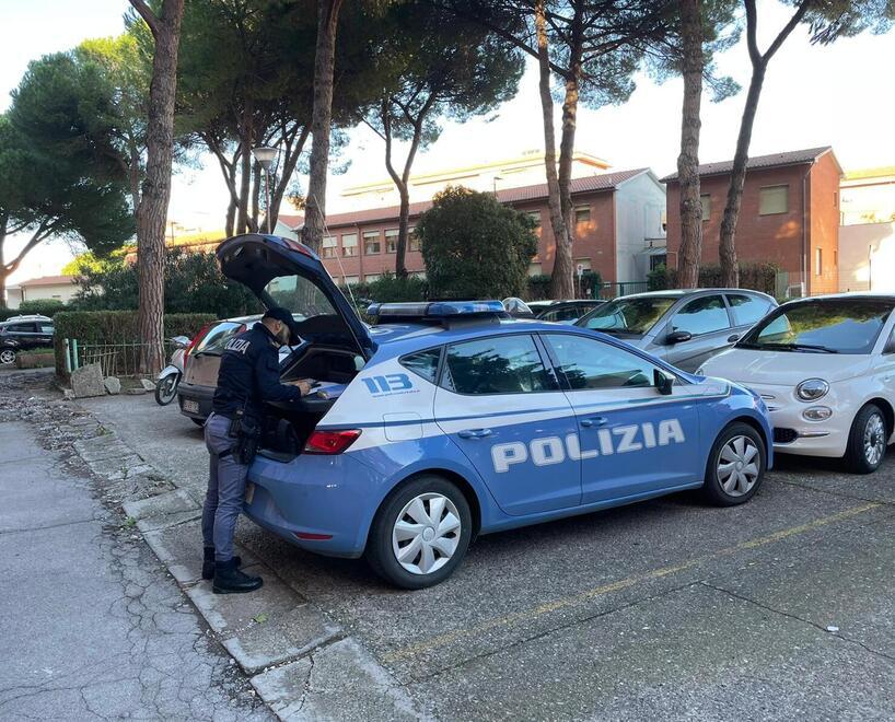 Livorno, le ruba la borsa e la spinge a terra: donna rapinata in via Passaponti