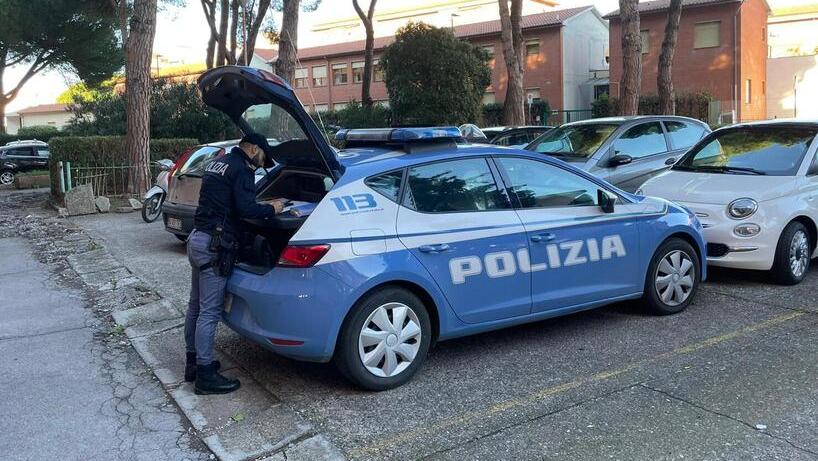 Livorno, le ruba la borsa e la spinge a terra: donna rapinata in via Passaponti