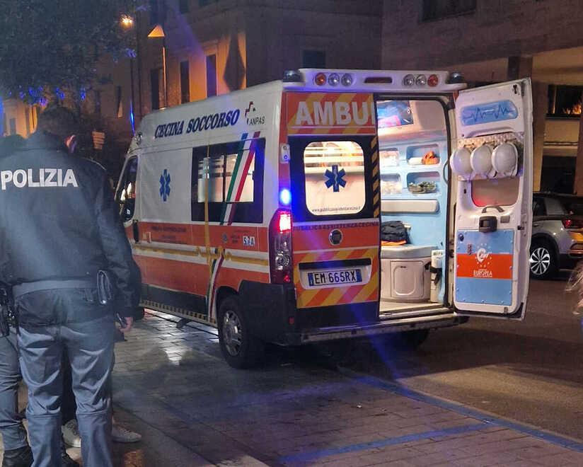 L'ambulanza della Pubblica Assistenza di Cecina e la polizia in corso Matteotti